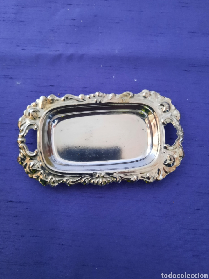 Antiguidades: Peque&ntilde;a bandeja ba&ntilde;ada en plata con relieve