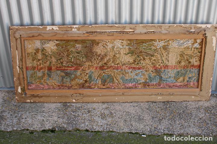 Antig&uuml;edades: cuadro tapiz con galanes - Foto 6