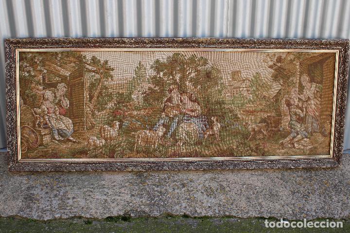 Antig&uuml;edades: cuadro tapiz con galanes - Foto 1
