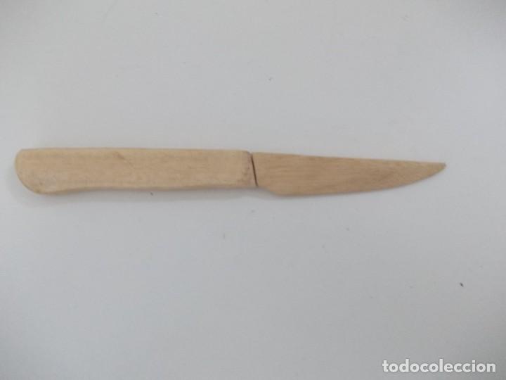 Antig&uuml;edades: Cuchillo echo en madera dos piezas - Foto 1