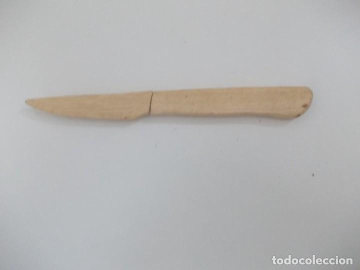 Antig&uuml;edades: Cuchillo echo en madera dos piezas - Foto 3