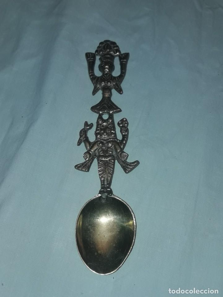 Antig&uuml;edades: Bella cuchara de bronce con escenas de la India