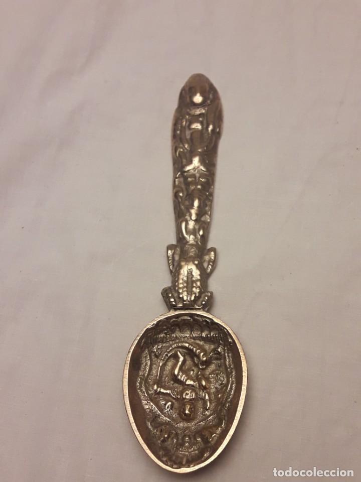 Antiques: Bella cuchara de bronce con escenas de la India