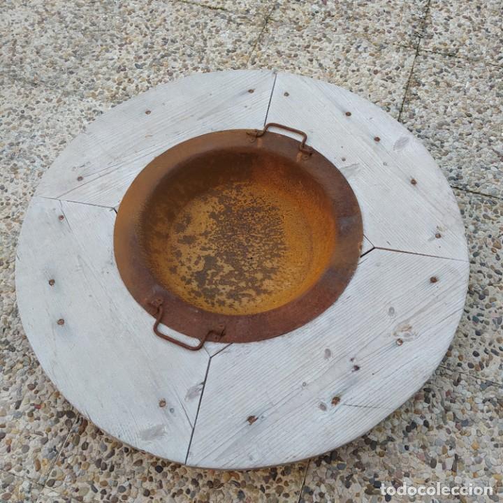 Antig&uuml;edades: Brasero de hierro con soporte de madera - Foto 1