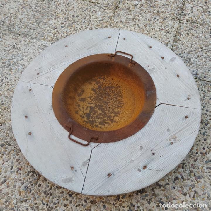 Antig&uuml;edades: Brasero de hierro con soporte de madera - Foto 2