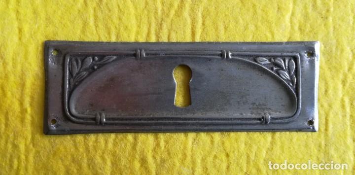 Antig&uuml;edades: EMBELLECEDOR MODERNISTA PARA CERRADURA - 10 cm X 3,3 cm