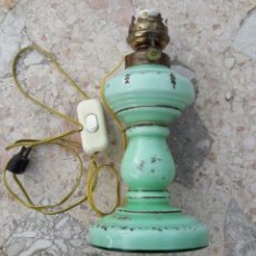 Antigüedades: ANTIGUA LAMPARA QUINQUE PINTADA A MANO EN CRISTAL TIPO OPALINA CON FLORES. Lote 178282428