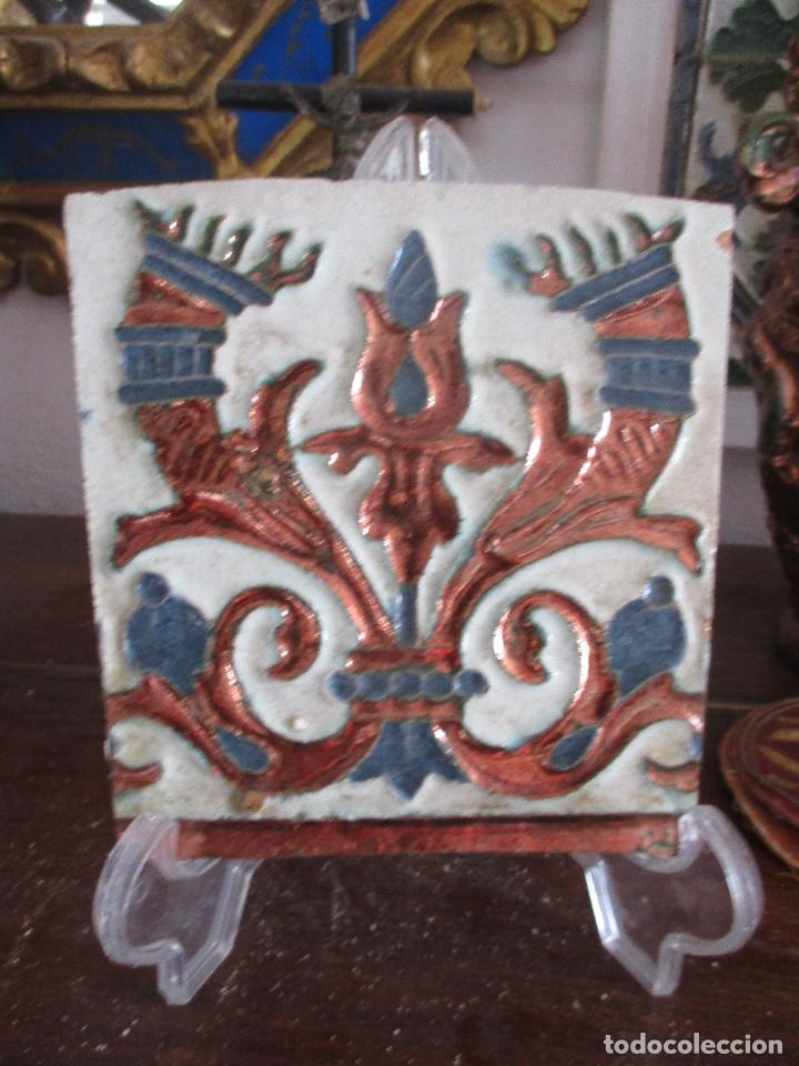 Antig&uuml;edades: Azulejos de reflejos siglo XVIII - Foto 1