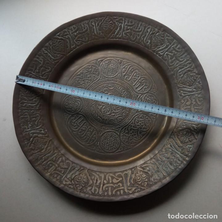 Antig&uuml;edades: PLATO DE BRONCE REPUJADO - Foto 2