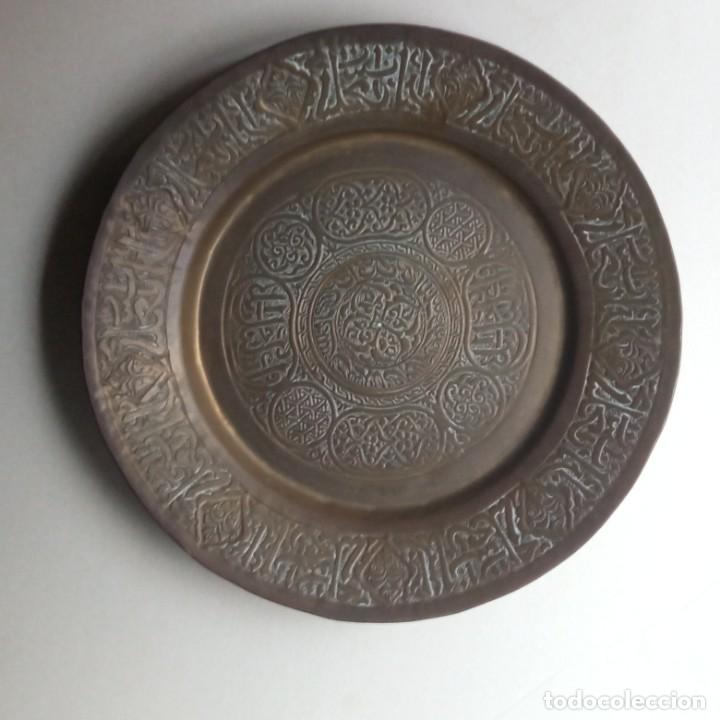Antig&uuml;edades: PLATO DE BRONCE REPUJADO - Foto 3