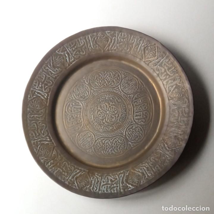 Antig&uuml;edades: PLATO DE BRONCE REPUJADO - Foto 4