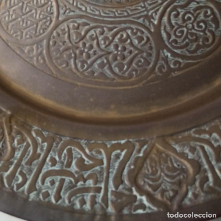 Antig&uuml;edades: PLATO DE BRONCE REPUJADO - Foto 7