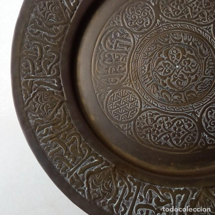 Antig&uuml;edades: PLATO DE BRONCE REPUJADO - Foto 8