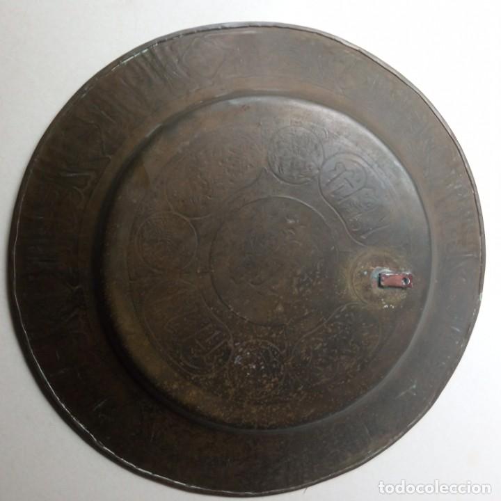 Antig&uuml;edades: PLATO DE BRONCE REPUJADO - Foto 9