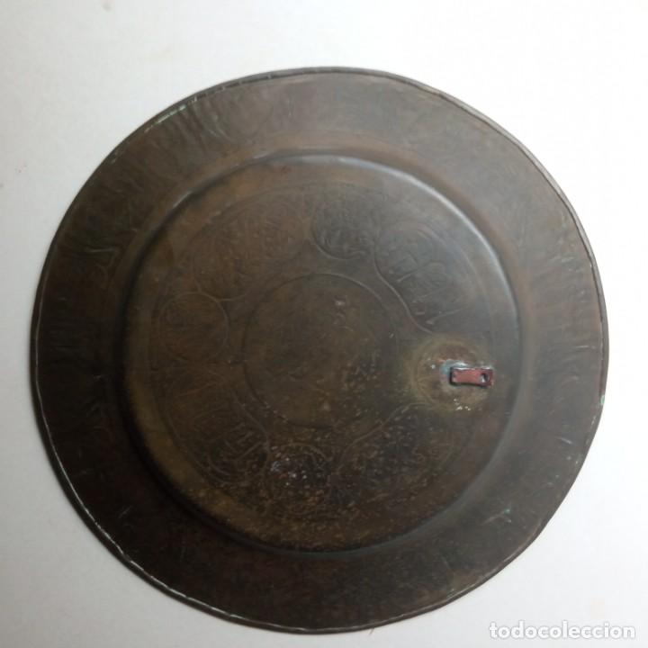 Antig&uuml;edades: PLATO DE BRONCE REPUJADO - Foto 10