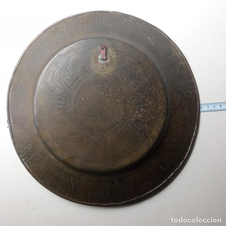Antig&uuml;edades: PLATO DE BRONCE REPUJADO - Foto 11