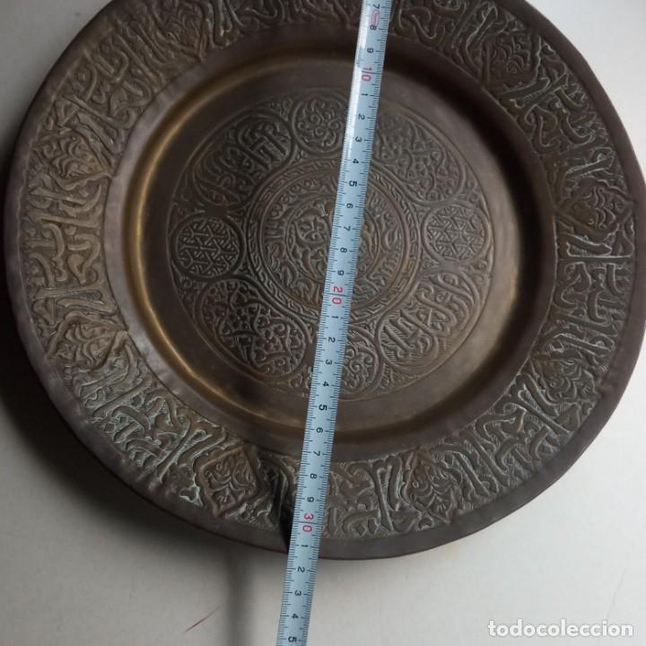 Antig&uuml;edades: PLATO DE BRONCE REPUJADO - Foto 12