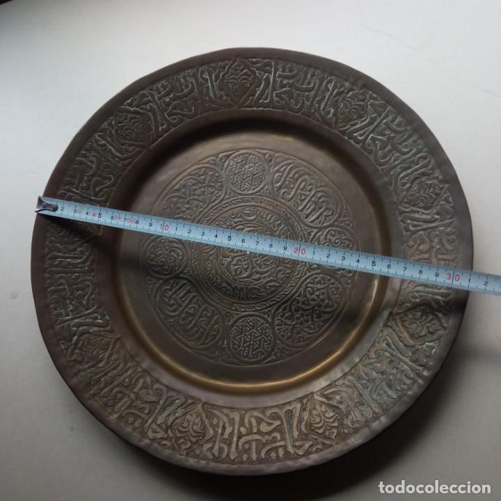 Antig&uuml;edades: PLATO DE BRONCE REPUJADO - Foto 13