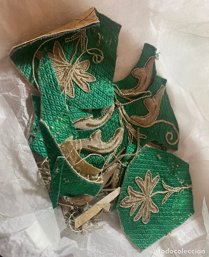 Antig&uuml;edades: Tapete verde bordado en recorte - Foto 2