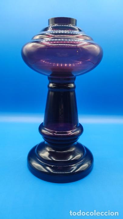 Antig&uuml;edades: PAREJA DE QUINQUES EN CRISTAL MORADO - Foto 2