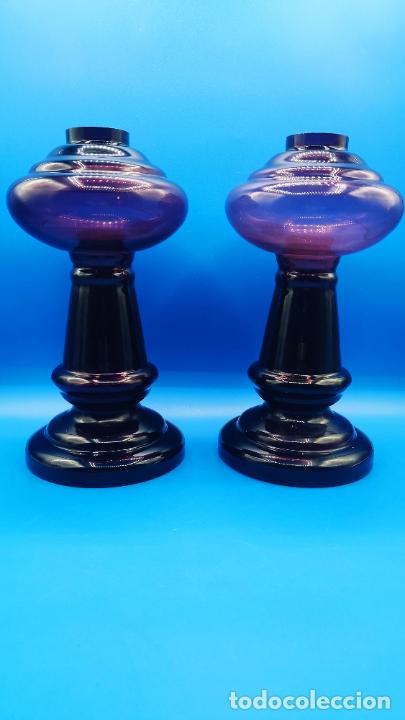 Antig&uuml;edades: PAREJA DE QUINQUES EN CRISTAL MORADO - Foto 1