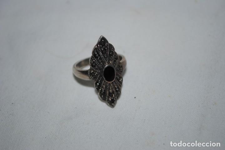 Antig&uuml;edades: ANILLO DE PLATA EN PUNTA CON PIEDRA NEGRA . - Foto 1