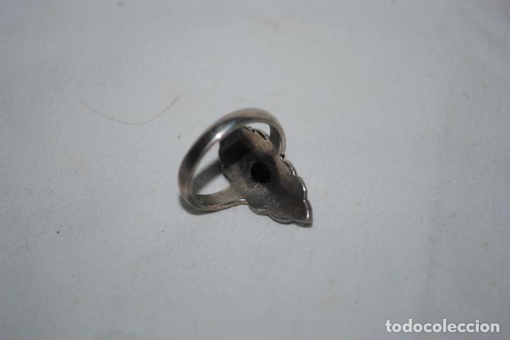 Antig&uuml;edades: ANILLO DE PLATA EN PUNTA CON PIEDRA NEGRA . - Foto 2