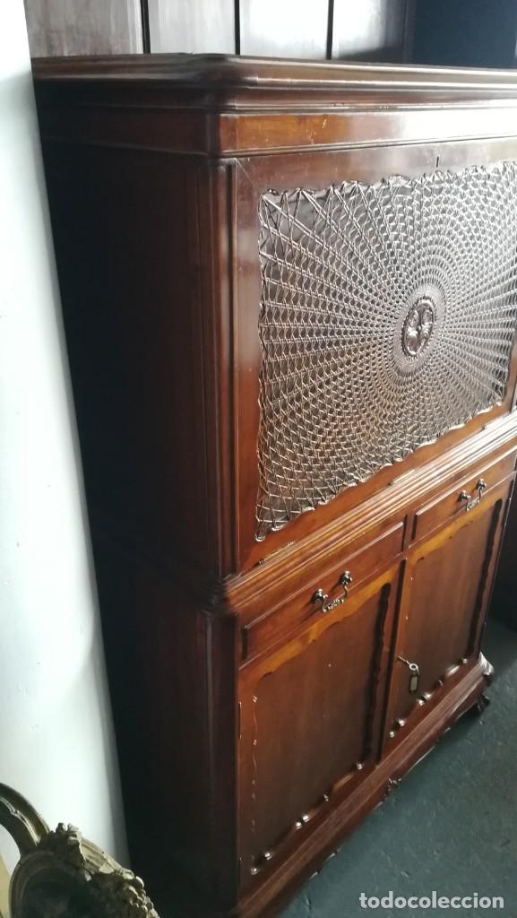 Antig&uuml;edades: MUEBLE BAR DE MADERA DE NOGAL ESTILO CHIPPENDALE - Foto 2