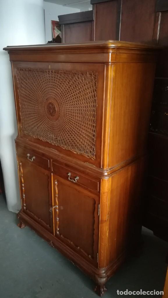 Antig&uuml;edades: MUEBLE BAR DE MADERA DE NOGAL ESTILO CHIPPENDALE - Foto 3