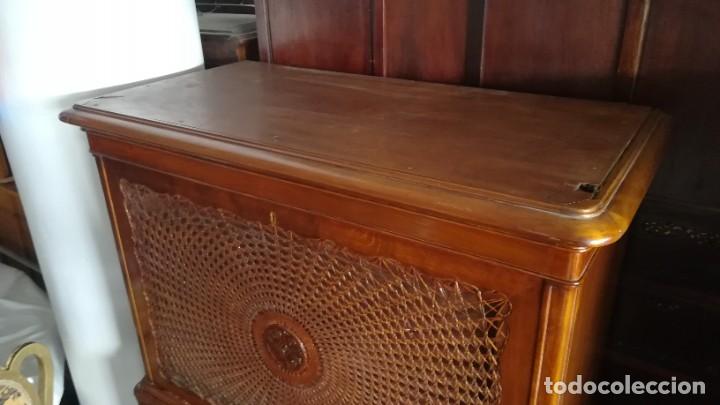 Antig&uuml;edades: MUEBLE BAR DE MADERA DE NOGAL ESTILO CHIPPENDALE - Foto 4