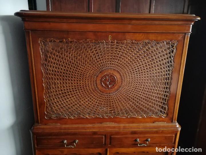 Antig&uuml;edades: MUEBLE BAR DE MADERA DE NOGAL ESTILO CHIPPENDALE - Foto 5