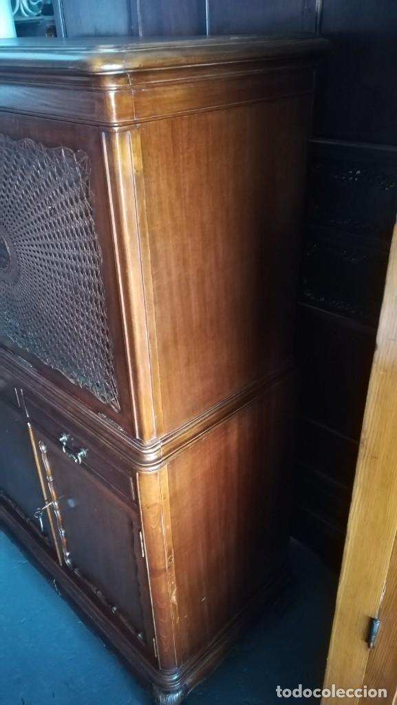 Antig&uuml;edades: MUEBLE BAR DE MADERA DE NOGAL ESTILO CHIPPENDALE - Foto 7