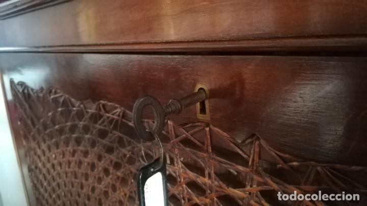 Antig&uuml;edades: MUEBLE BAR DE MADERA DE NOGAL ESTILO CHIPPENDALE - Foto 16
