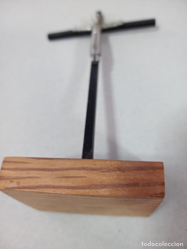 Antig&uuml;edades: CRISTO DE METAL Y MADERA DE SOBREMESA - Foto 5