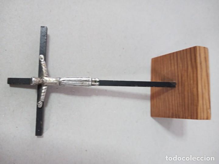 Antig&uuml;edades: CRISTO DE METAL Y MADERA DE SOBREMESA - Foto 7