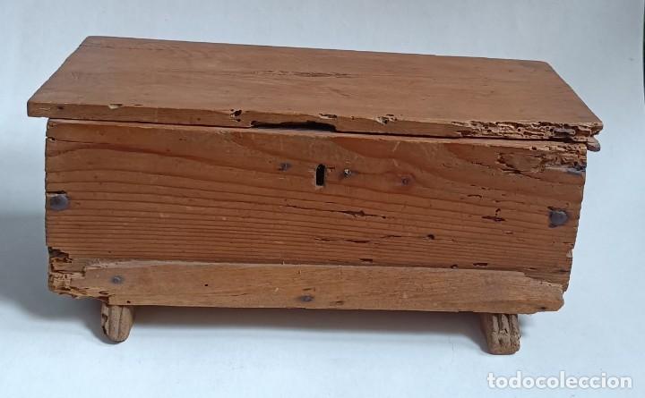 Antig&uuml;edades: ANTIGUO LIMOSNERO CAJA DE MADERA XVIII - Foto 1