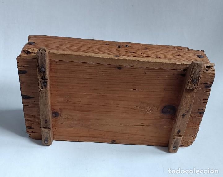Antig&uuml;edades: ANTIGUO LIMOSNERO CAJA DE MADERA XVIII - Foto 3