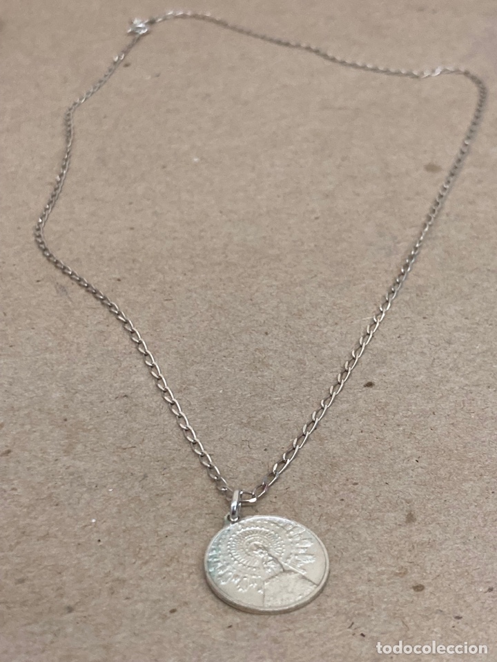 Antig&uuml;edades: Medalla y cadena de plata religiosa - Foto 1