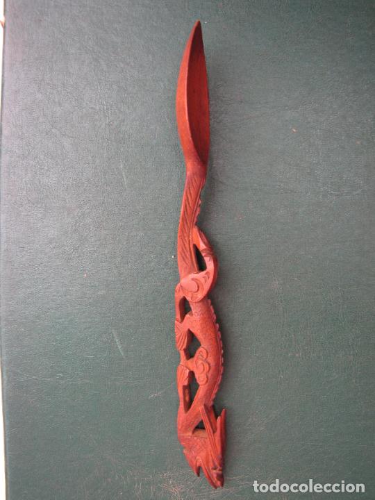 Antig&uuml;edades: 33.- Cuchara de madera con drag&oacute;n tallado - Foto 2