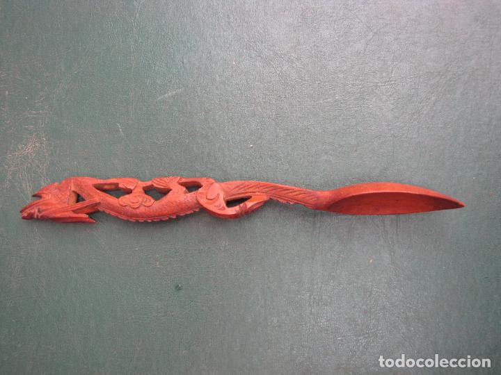 Antig&uuml;edades: 33.- Cuchara de madera con drag&oacute;n tallado - Foto 3