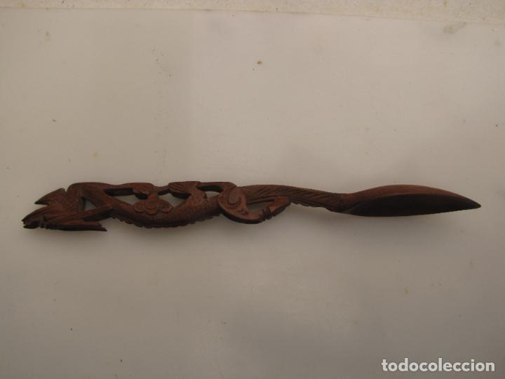 Antig&uuml;edades: 33.- Cuchara de madera con drag&oacute;n tallado - Foto 4