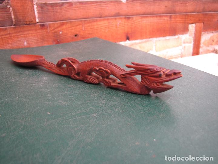 Antig&uuml;edades: 33.- Cuchara de madera con drag&oacute;n tallado - Foto 1
