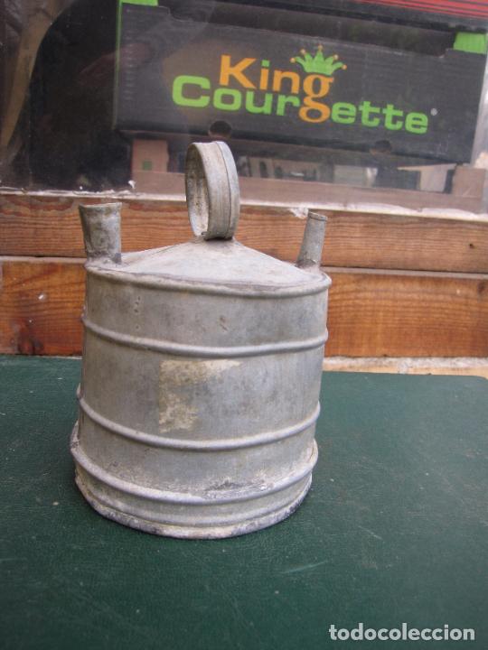 Antig&uuml;edades: 34.- Botijo en chapa de zinc - Foto 2