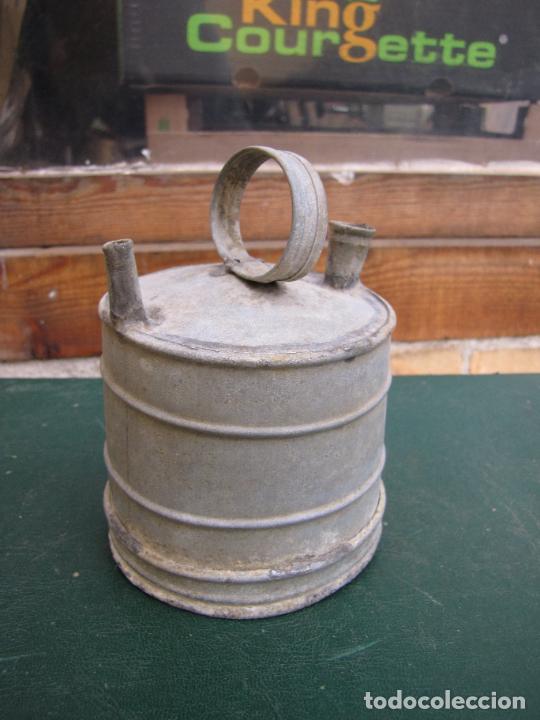 Antig&uuml;edades: 34.- Botijo en chapa de zinc - Foto 1