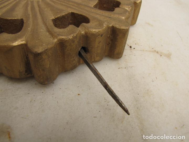 Antig&uuml;edades: 33.- Potencia de madera dorada. Santo - Foto 2