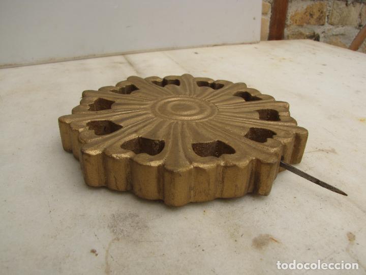 Antig&uuml;edades: 33.- Potencia de madera dorada. Santo - Foto 3