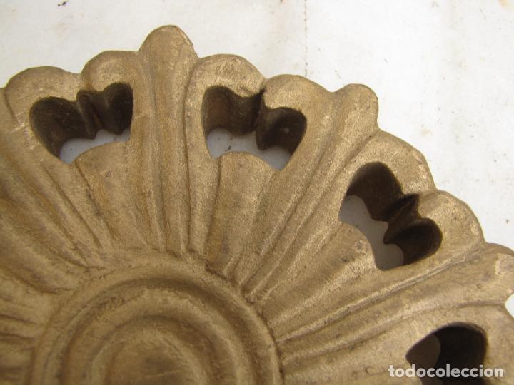 Antig&uuml;edades: 33.- Potencia de madera dorada. Santo - Foto 4