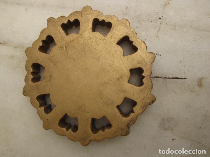 Antig&uuml;edades: 33.- Potencia de madera dorada. Santo - Foto 5