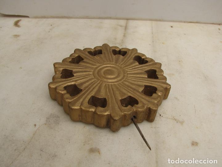 Antig&uuml;edades: 33.- Potencia de madera dorada. Santo - Foto 1