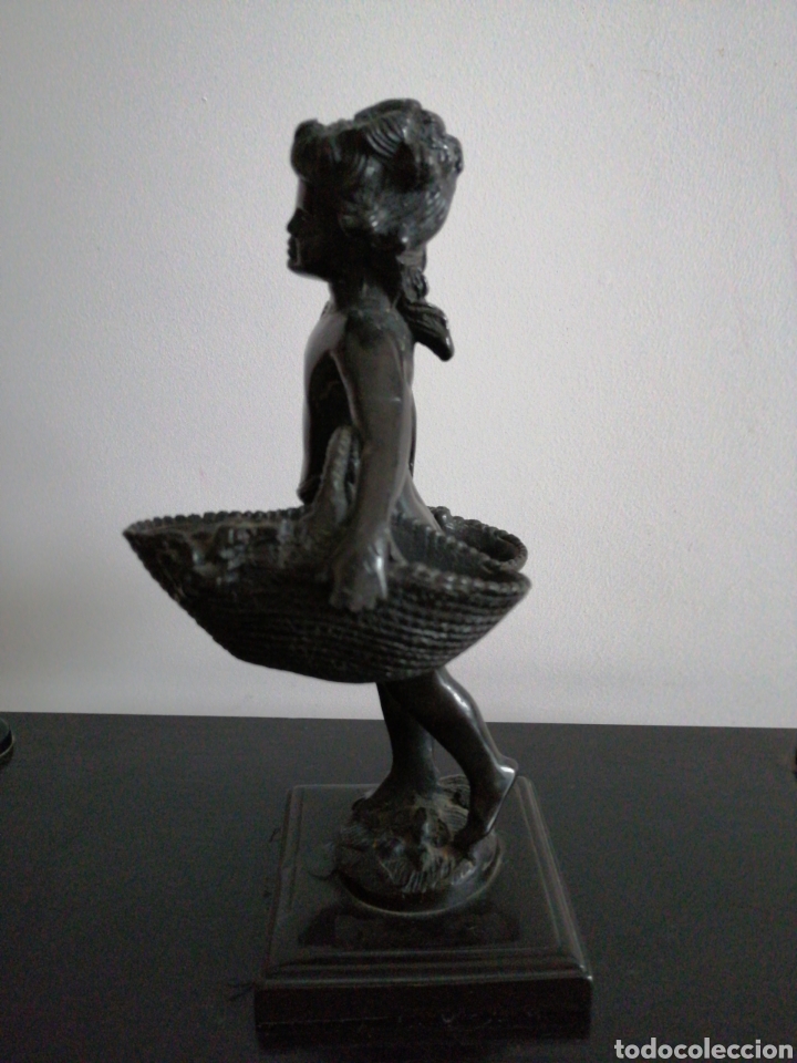 Antig&uuml;edades: Figura ni&ntilde;a con cestas en bronce - Foto 3